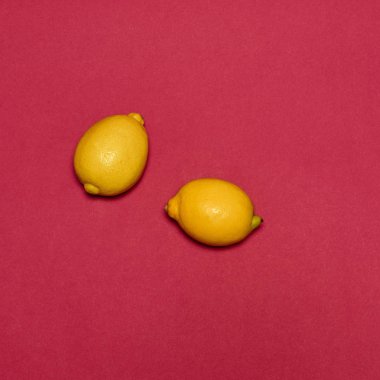 Kırmızı zemin üzerine taze limon