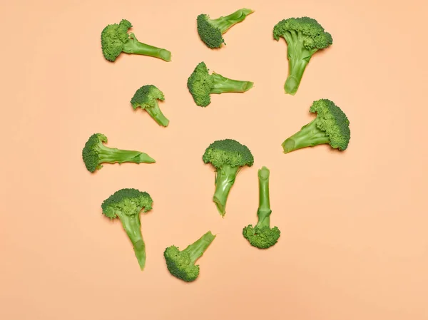 Broccolis Fresco Sobre Fondo Rosa — Foto de Stock