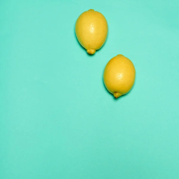 Limones sobre fondo azul — Foto de Stock
