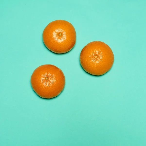 Las Mandarinas Frescas Cierran Sobre Fondo Azul — Foto de Stock