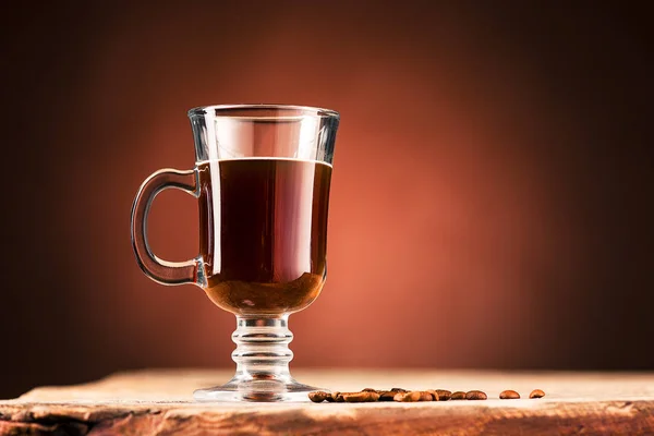 Svart Kaffe Ett Glas Trä Bakgrund — Stockfoto