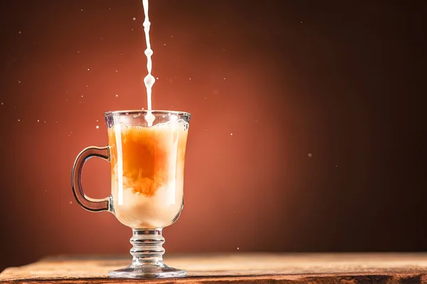 Añadir leche a una taza de café . —  Fotos de Stock