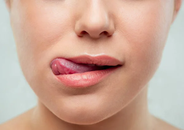 Den närbild av kvinnliga läppar — Stockfoto