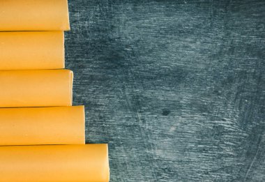 Gri ahşap masa arka plan üzerinde kuru İtalyan makarna