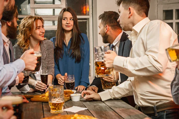 群的朋友享受晚上喝啤酒 — 图库照片