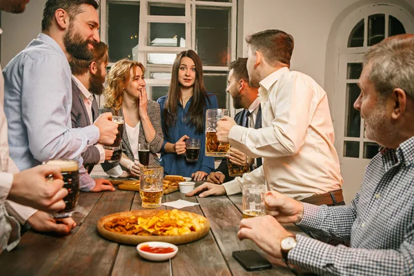 Groep vrienden genieten van de avond drankjes met bier — Stockfoto