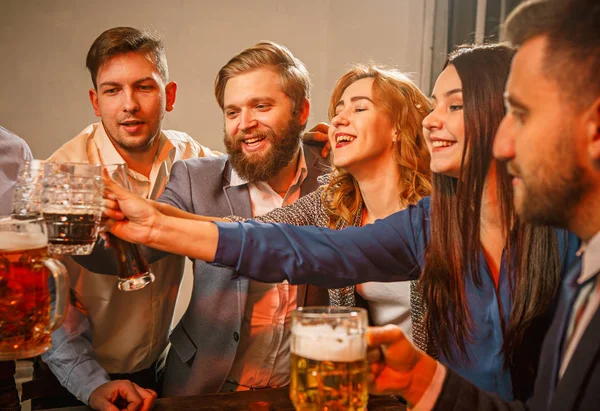 Groupe d'amis dégustant des boissons en soirée avec bière — Photo