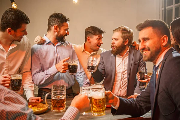 Grupo de amigos desfrutando de bebidas noturnas com cerveja — Fotografia de Stock