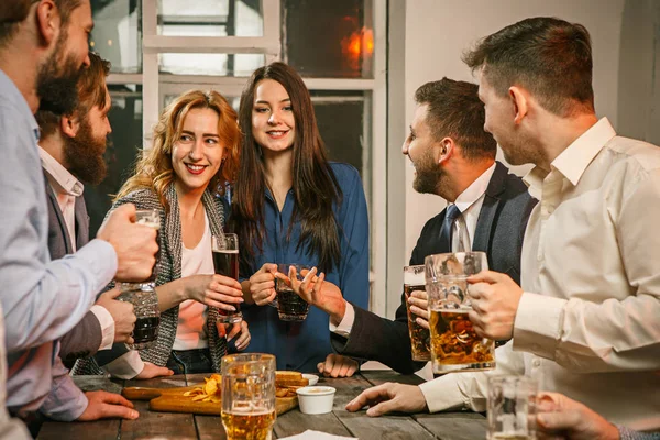 Grupo de amigos disfrutando de bebidas por la noche con cerveza — Foto de Stock