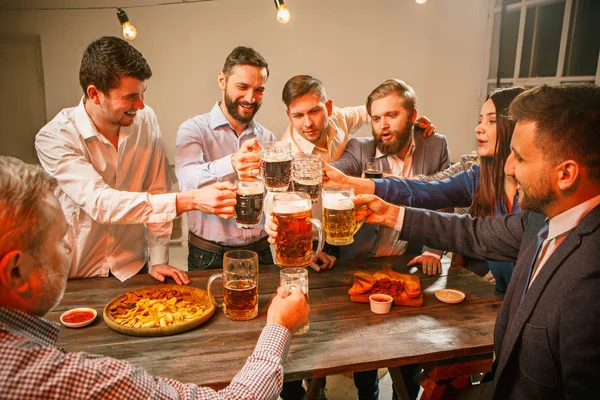 Grupp vänner njuter av kvällen drycker med öl — Stockfoto