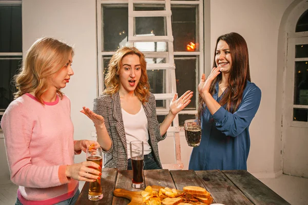 Groep vrienden genieten van de avond drankjes met bier — Stockfoto