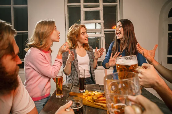 Gruppo di amici che si godono un drink serale con birra — Foto Stock