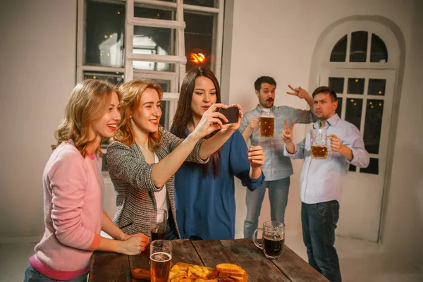Grupo de amigos desfrutando de bebidas noturnas com cerveja — Fotografia de Stock