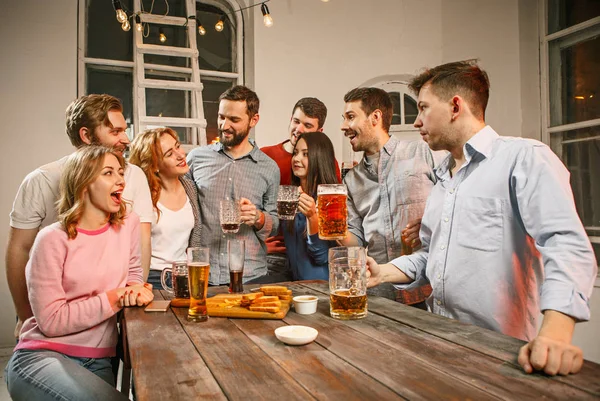 Grupo de amigos disfrutando de bebidas por la noche con cerveza —  Fotos de Stock