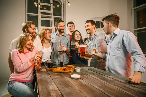 Groep vrienden genieten van de avond drankjes met bier — Stockfoto