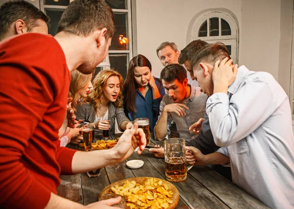 Skupina přátel se těší večerní nápoje s pivem — Stock fotografie