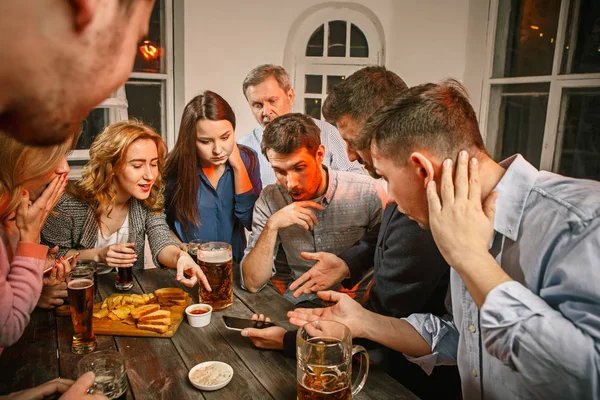 Group of friends enjoying evening drinks with beer — Stock Photo, Image