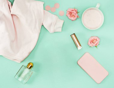 Kahve ve kişisel eşya üstünde okul sırası