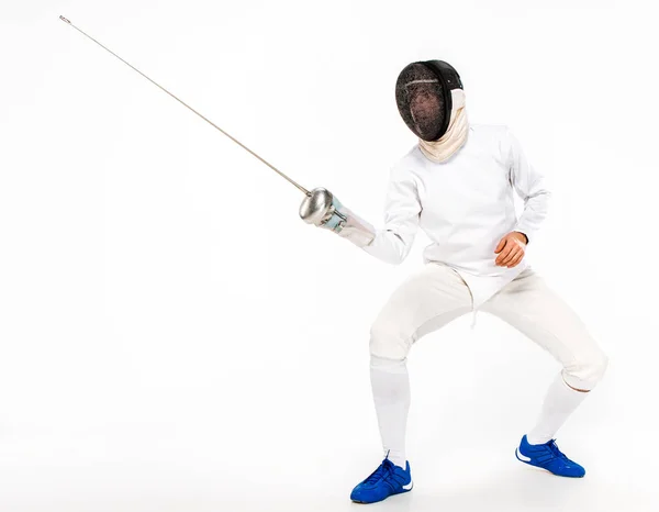 Hombre con traje de esgrima practicando con espada contra gris — Foto de Stock