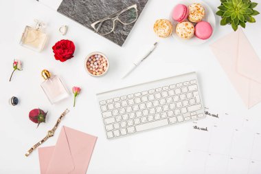 Beyaz ofis pc ile kadın çalışma alanının Üstten Görünüm