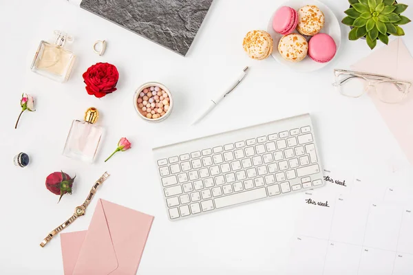 Visão superior do espaço de trabalho feminino escritório branco com pc — Fotografia de Stock