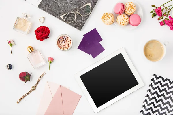 Visão superior do espaço de trabalho feminino escritório branco com laptop — Fotografia de Stock