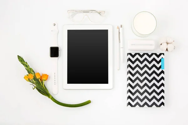 Vista superior de la mesa de oficina blanca con portátil — Foto de Stock