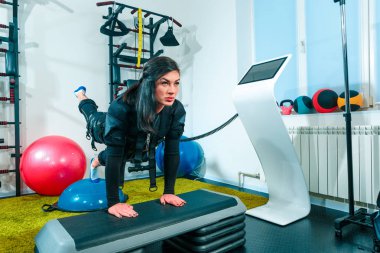Onlar bir ems fitness stüdyosunda egzersiz yapıyor kadın atlet