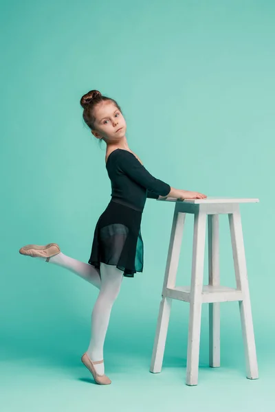 De kleine balerina-danser op blauwe achtergrond — Stockfoto