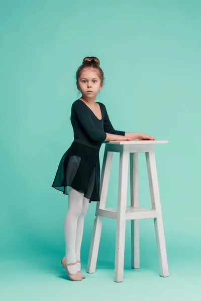 Die kleine Balerina-Tänzerin auf blauem Hintergrund — Stockfoto
