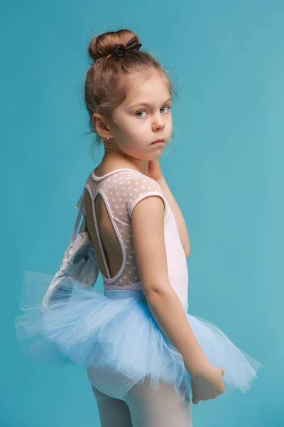 La piccola ballerina balerina su sfondo blu — Foto Stock