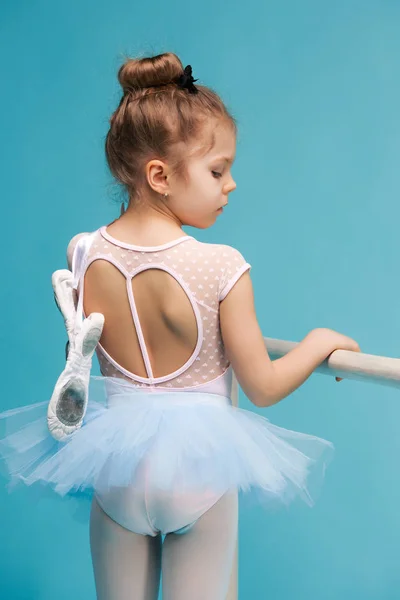 Malá balerína tanečnice na modrém pozadí — Stock fotografie