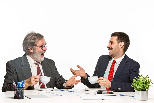 Dois Colegas Que Trabalham Juntos Escritório Fundo Estúdio Branco Eles — Fotografia de Stock