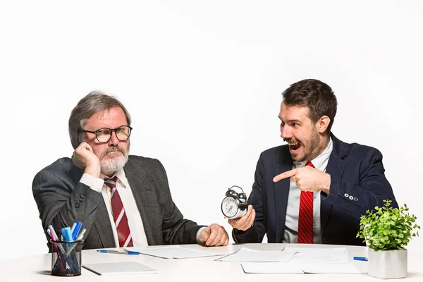 Los Dos Colegas Que Trabajan Juntos Oficina Fondo Blanco Del — Foto de Stock