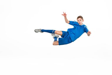 Uçan tekme yaparken futbol topu ile genç çocuk