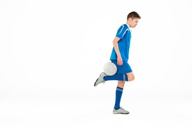 Uçan tekme yaparken futbol topu ile genç çocuk