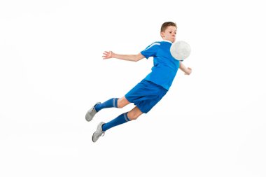Uçan tekme yaparken futbol topu ile genç çocuk