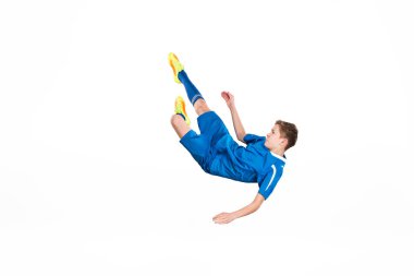 Uçan tekme yaparken futbol topu ile genç çocuk