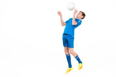 Uçan tekme yaparken futbol topu ile genç çocuk