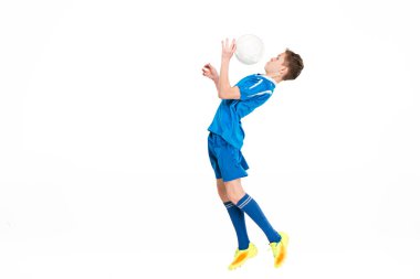 Uçan tekme yaparken futbol topu ile genç çocuk