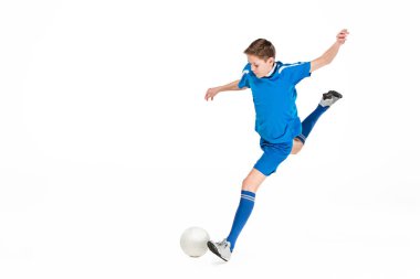 Uçan tekme yaparken futbol topu ile genç çocuk