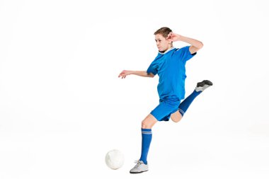 Uçan tekme yaparken futbol topu ile genç çocuk