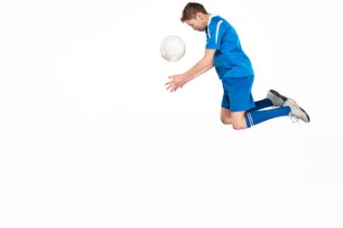 Uçan tekme yaparken futbol topu ile genç çocuk