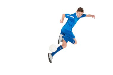 Uçan tekme yaparken futbol topu ile genç çocuk