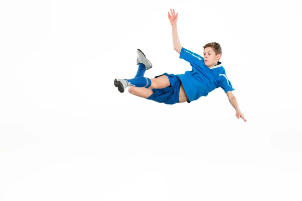 Niño con pelota de fútbol haciendo patada voladora —  Fotos de Stock