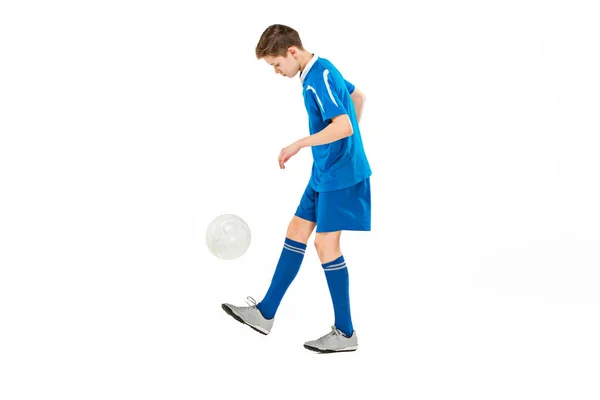 Jongen met voetbal doen vliegende kick — Stockfoto