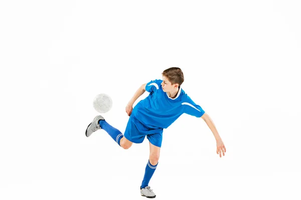 Jongen met voetbal doen vliegende kick — Stockfoto