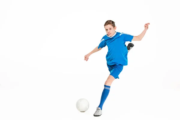 Młody chłopak z robi latania kopać piłki nożnej — Zdjęcie stockowe