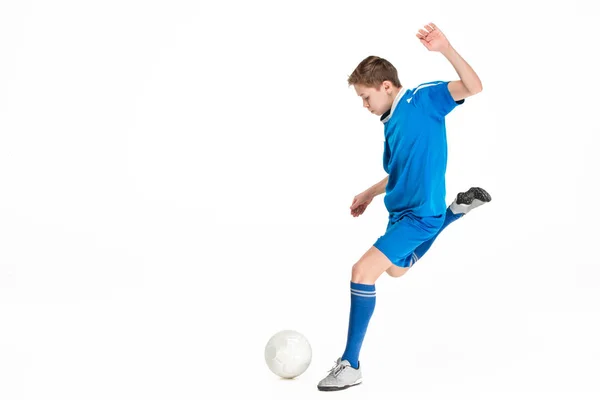 Niño con pelota de fútbol haciendo patada voladora — Foto de Stock