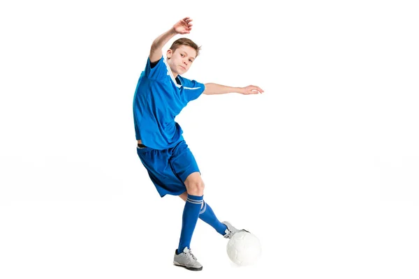 Jongen met voetbal doen vliegende kick — Stockfoto